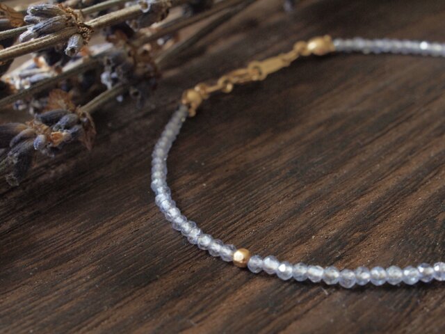 Astral Echoes 極小タンザナイトと12KGFビーズのブレスレット | iichi