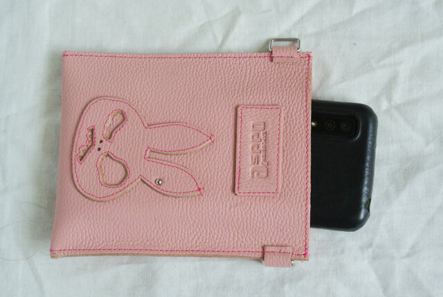 うさぎスカル（UR-1),ピンクのスマホネックストラップ。 | iichi 日々