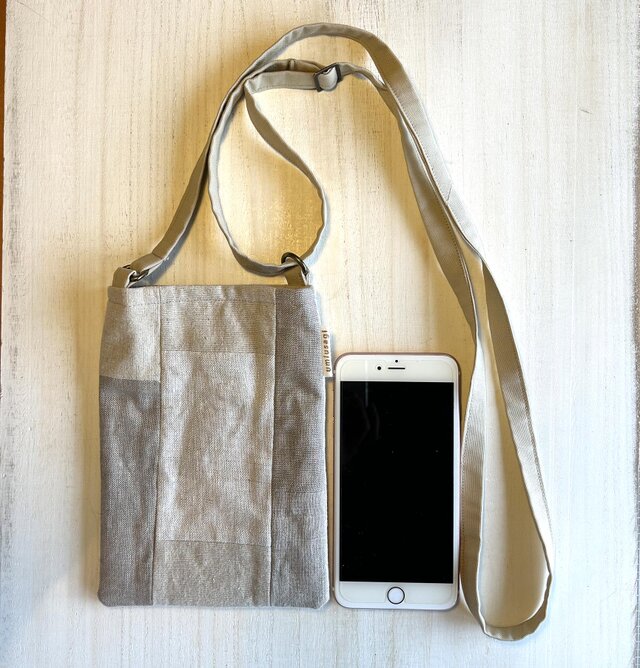 スマホショルダー大　リネン・パッチワーク　ベージュ色の布ヒモ