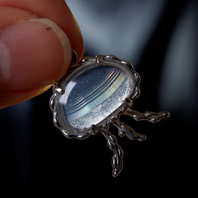 ～海に漂う～　イリスアゲートのクラゲデザインペンダント　天然石アクセサリー　一点物