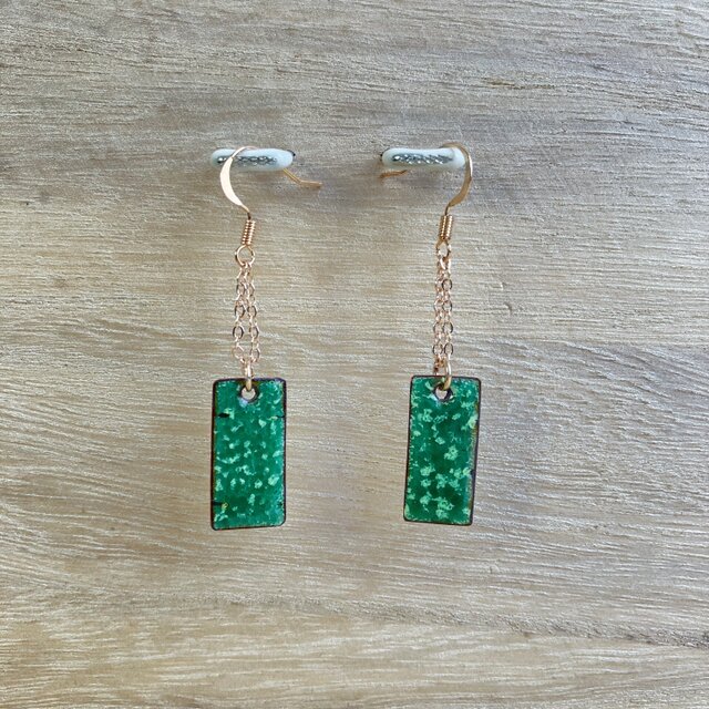 七宝焼ピアス　スイング　水色に緑