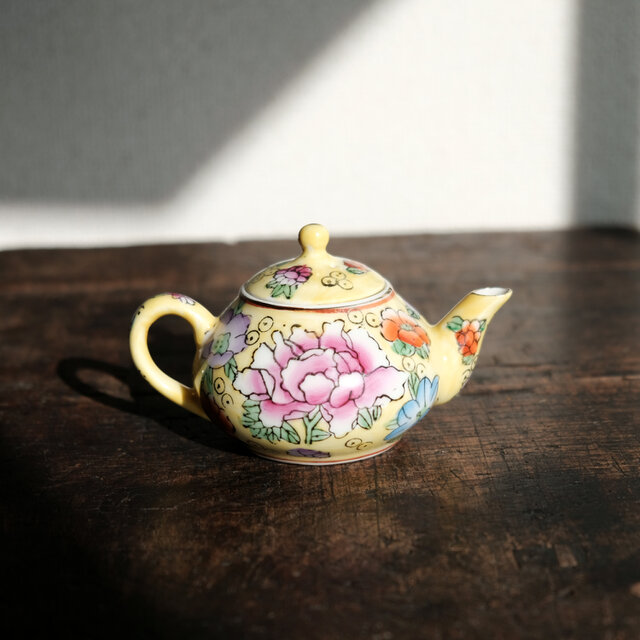 黄色で可愛い◇中国製造 色絵金彩小ぶり急須 煎茶茶器 チャイナ