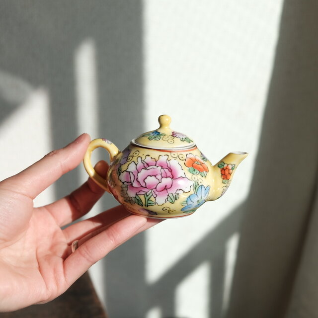 黄色で可愛い◇中国製造 色絵金彩小ぶり急須 煎茶茶器 チャイナ