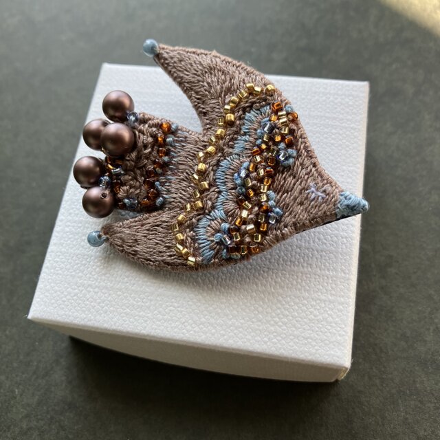 草木染め糸を使った鳥の刺繍ブローチ 