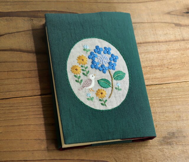 たろうちゃん様オーダー　ハンドメイド　ブックカバー　手刺繍 たろうちゃん様オーダー ハンドメイド ブックカバー 手刺繍
