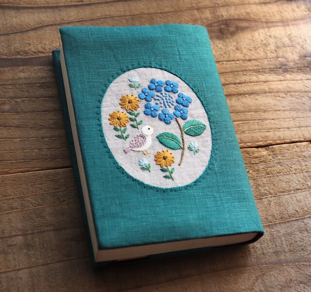 ハンドメイドカバー 手刺繍のブックカバー『夏の日』【受注制作】 | iichi 日々の暮らしを