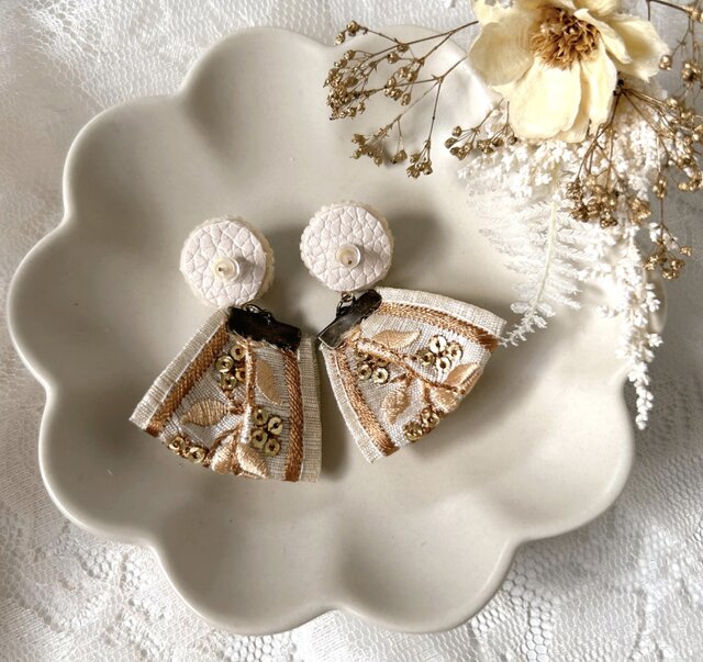 大人っぽい くるくる刺繍リボンピアス（アイボリー） | iichi 日々の