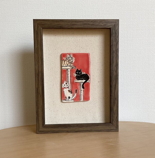 赤い部屋の猫たち