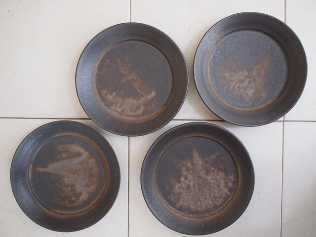 黒釉プレート皿・21.5㎝ | iichi 日々の暮らしを心地よくする