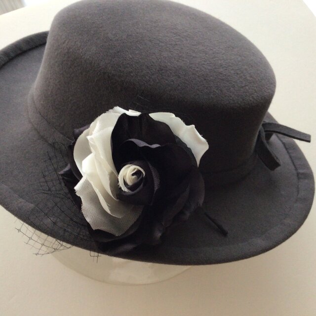 白と黒のアンバランスの薔薇