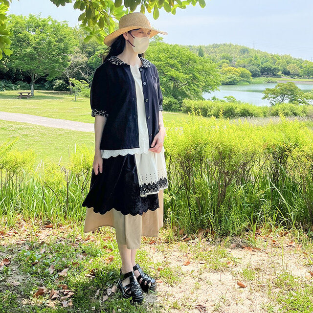 [予約販売] ブラックWガーゼフラワー刺繍フラットカラー羽織りブラウス