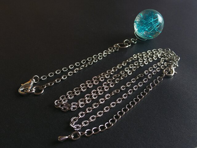 ヴィンテージ 水色（光沢ある糸を閉じ込めたような)ビーズ ネックレス