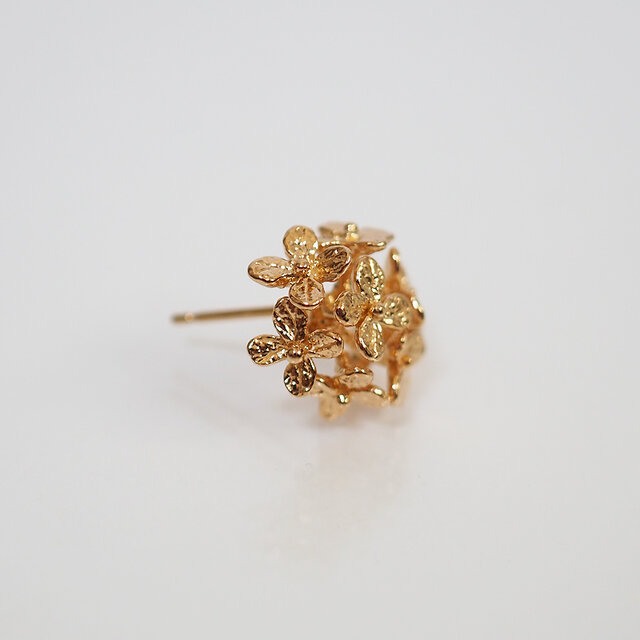 紫陽花のピアス(gold) | iichi 日々の暮らしを心地よくする