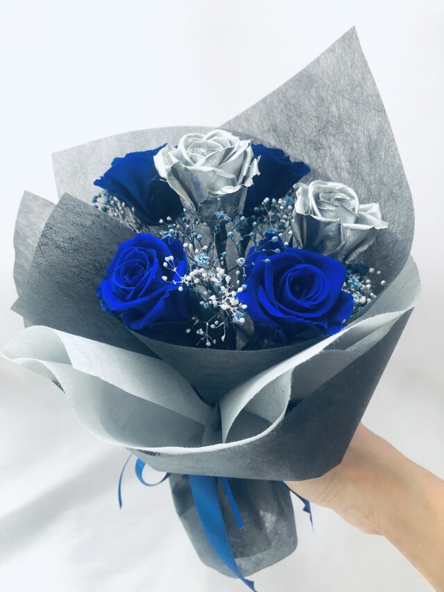 プリザーブドフラワー青とシルバーローズの6輪 の薔薇にかすみ草とリボンをふんわり束ねた花束（花束ラッピング）