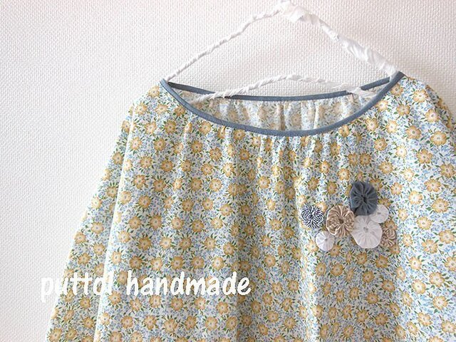受注生産☆小花プリント×ヨーヨーキルトのギャザーブラウスの画像1枚目