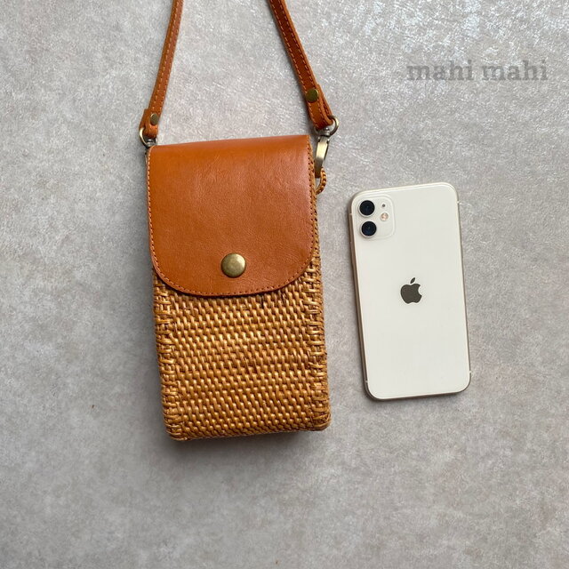 バリ島　スマホショルダー　新品未使用　アタバッグ　ショルダーバッグ　かごバッグ バリ島 かごバッグ 新品未使用 アタバッグ スマホショルダー