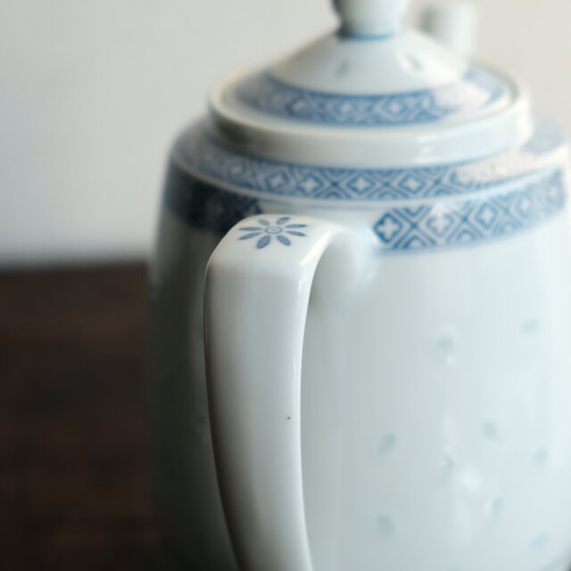 素敵なフォルム◇中国景徳鎮 蛍焼 ティーポット 茶器 チャイナ 素敵なフォルム◇中国景徳鎮 蛍焼 ティーポット 茶器 チャイナ