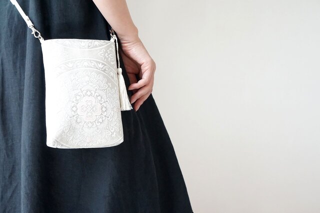 シルバー 華模様 シルク 帯リメイク スマホショルダーバッグ】日常使い