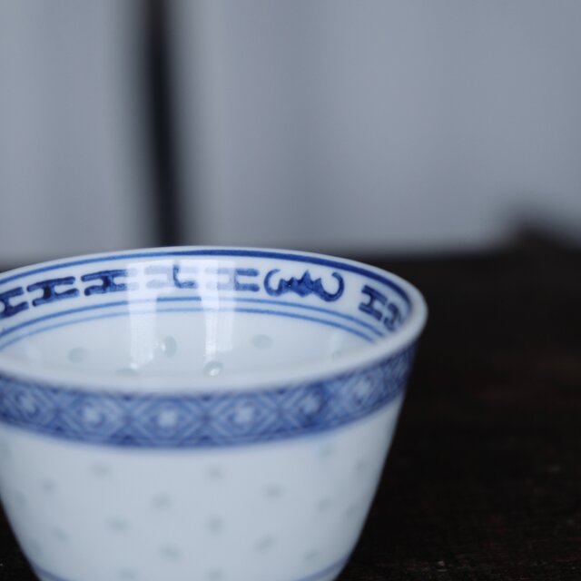 チャイナレトロで可愛い◇見込みに青花。中国景徳鎮 蛍焼染付猪口 茶杯 