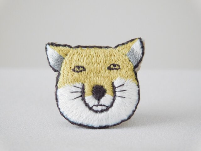 ハンドメイド刺繍ブローチ　968 「お静かに」 キツネとルリビタキ チベットスナギツネ 刺繍ブローチ 【受注製作】 | iichi 日々の