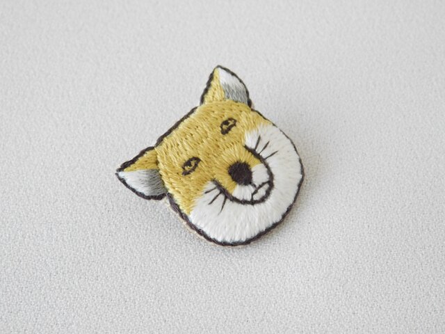 チベットスナギツネ 刺繍ブローチ 【受注製作】 | iichi 日々の暮らし