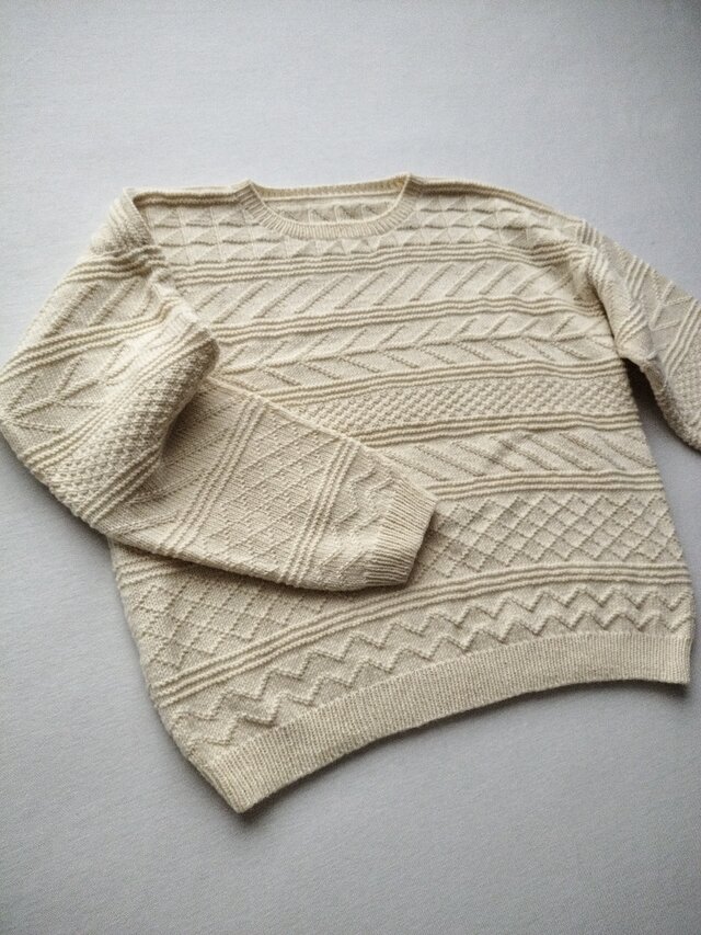 クリーム色　手編みガンジーセーター