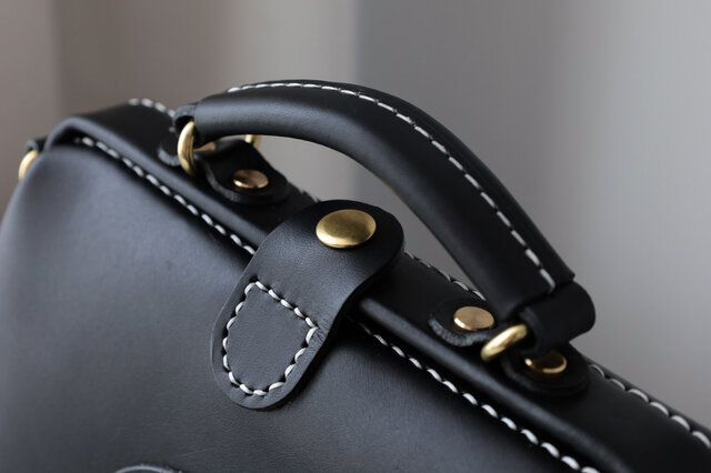 天然石×革の組み合わせ」大容量 がま口 本革手作りのレザーショルダー