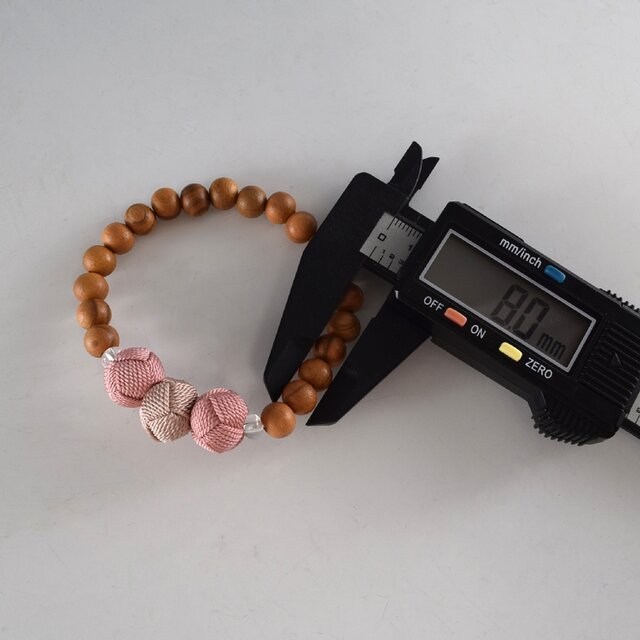 一凛 オリーブ木玉ブレスレット ピンク UDA189 | iichi 日々の暮らしを