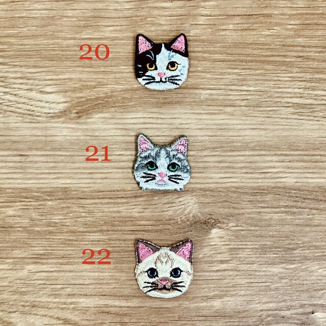 猫さん刺繍のオーロラガラスの煌めきピアス ハンドメイド