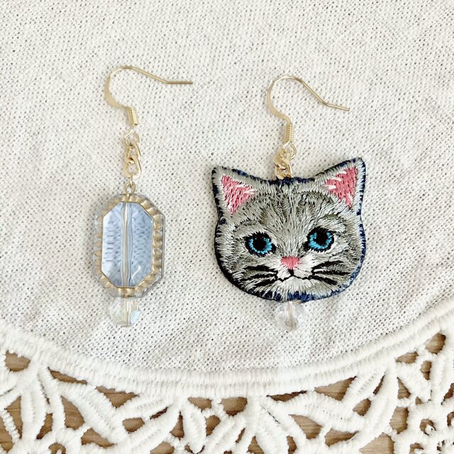 猫さん刺繍のオーロラガラスの煌めきピアス | iichi 日々の暮らしを