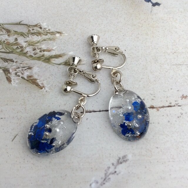 お花がチラリ 紺 イヤリング