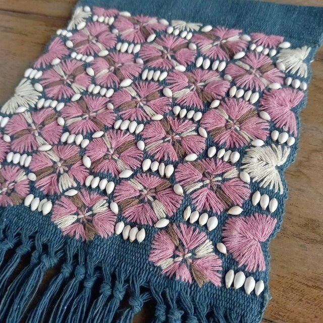 セール]草木染めの手刺繍タペストリー / 藍グレー×ピンク刺繍 / 手織りコットン / 1点もの / ファブリックポスター | iichi  日々の暮らしを心地よくするハンドメイドやアンティークのマーケットプレイス