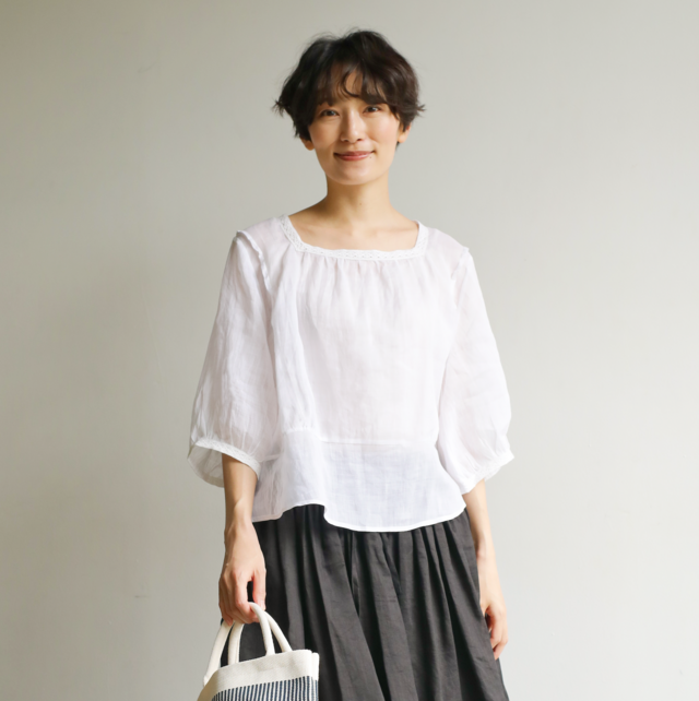 女性らしく印象的なブラウス　レース付き　五分袖　リネン　ホワイト　230615-1
