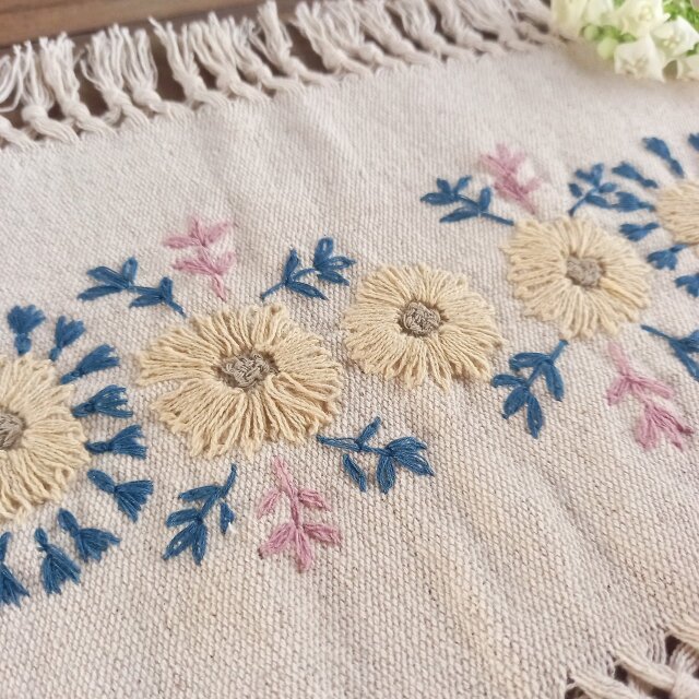 草木染めの手刺繍クロス / 棚飾り, 敷物, インテリア飾り / 手織り