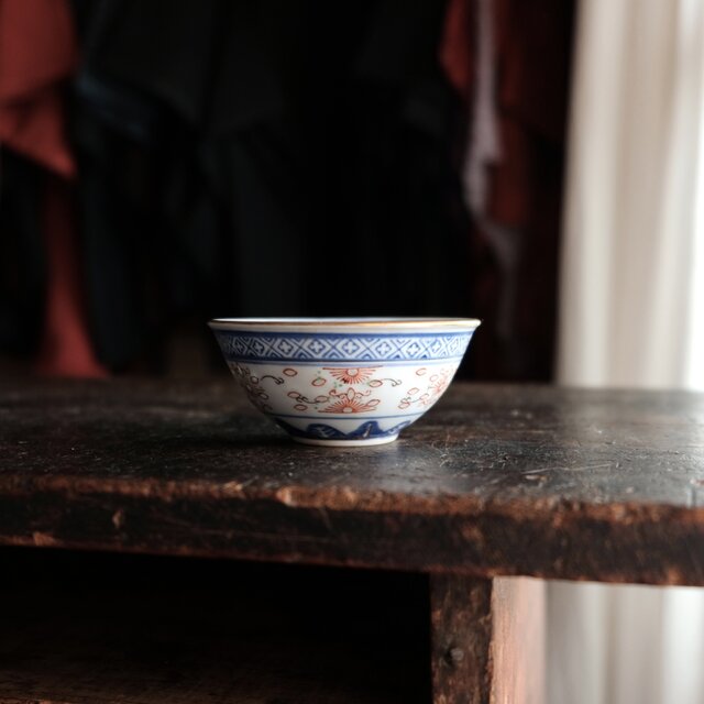 チャイナレトロで可愛い◇中国景徳鎮 見込みに龍。赤絵金彩蛍焼小茶碗