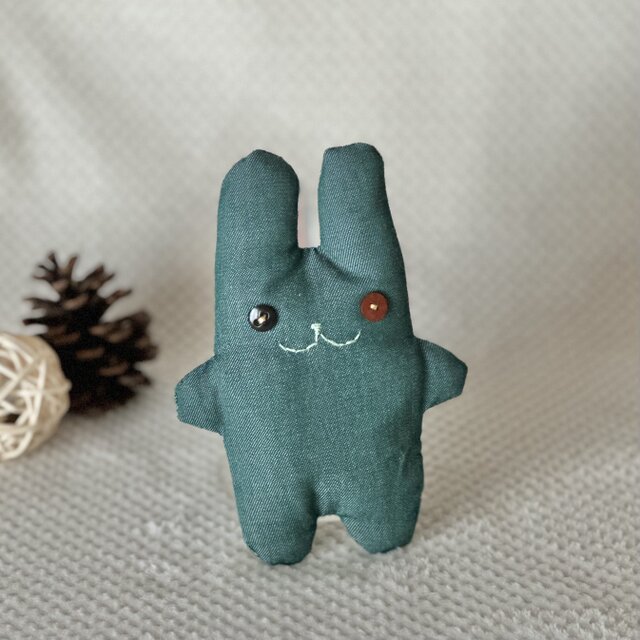 モスグリーンのちびフニータ（うさぎのぬいぐるみ）