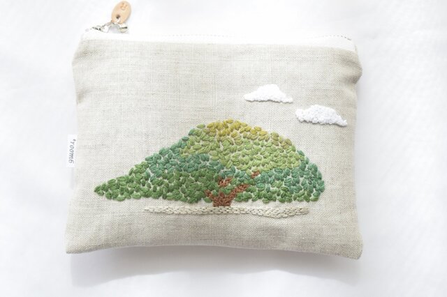 手刺繍のポーチ 気になる木」手刺繍ポーチ | iichi 日々の暮らしを心地よくする