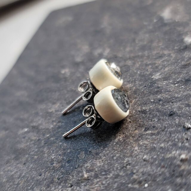 鹿の角 トリプレットストーンのピアス | iichi 日々の暮らしを心地よく