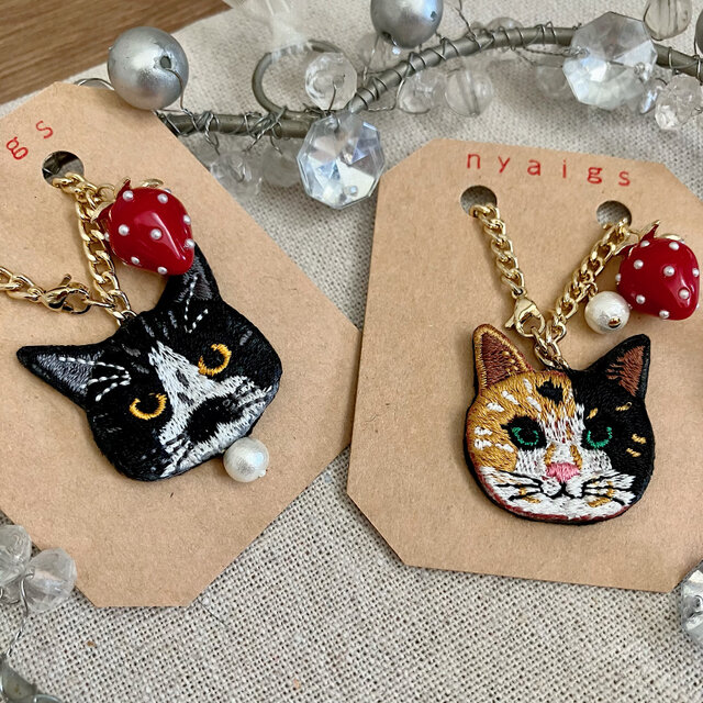 大きい粒いちごと猫さん刺繍のバッグチャーム✩.*˚ | iichi 日々の