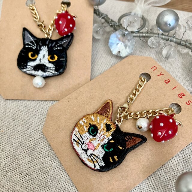 大きい粒いちごと猫さん刺繍のバッグチャーム✩.*˚ | iichi 日々の