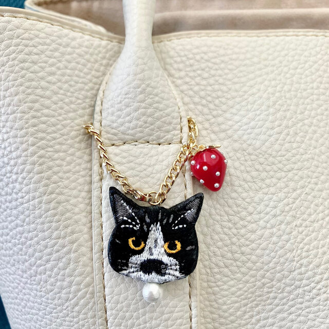 大きい粒いちごと猫さん刺繍のバッグチャーム✩.*˚ | iichi 日々の