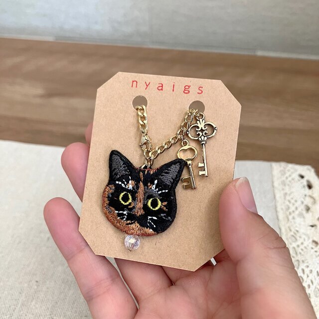 2つの鍵﻿と猫さん刺繍のバッグチャーム✩.*˚ | iichi 日々の暮らしを 