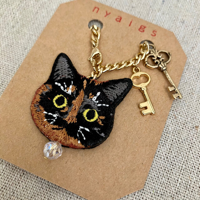 2つの鍵﻿と猫さん刺繍のバッグチャーム✩.*˚ | iichi 日々の暮らしを