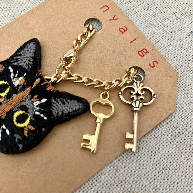 2つの鍵﻿と猫さん刺繍のバッグチャーム✩.*˚ | iichi 日々の暮らしを