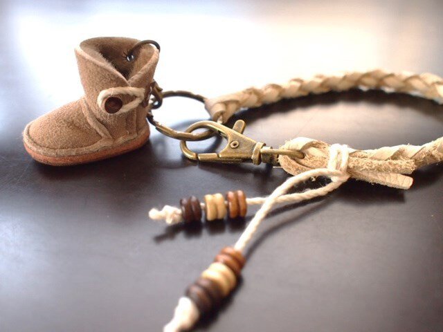 ふわふわムートンUGG風ブーツ（左）バッグチャーム＆ネックレス