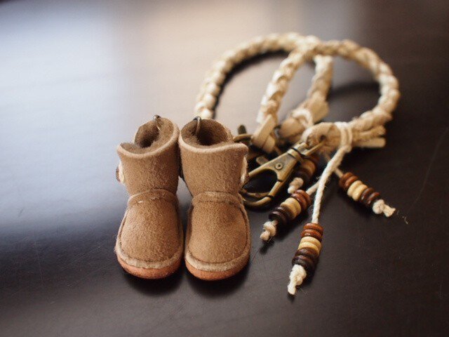 ふわふわムートンUGG風ブーツ（左）バッグチャーム＆ネックレス