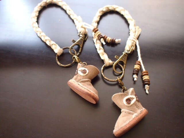 ふわふわムートンUGG風ブーツ（左）バッグチャーム＆ネックレス