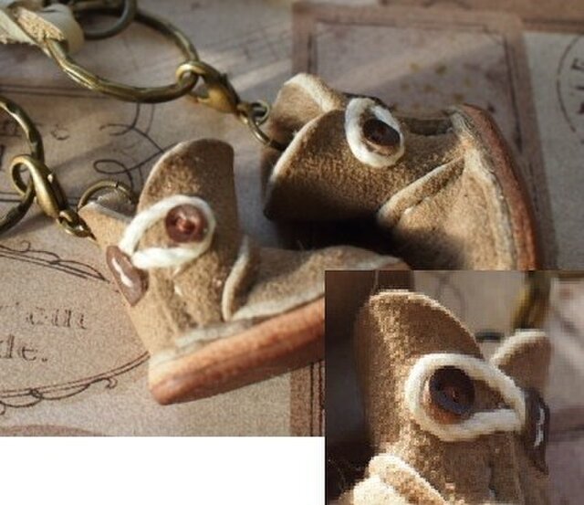 ふわふわムートンUGG風ブーツ（左）バッグチャーム＆ネックレス