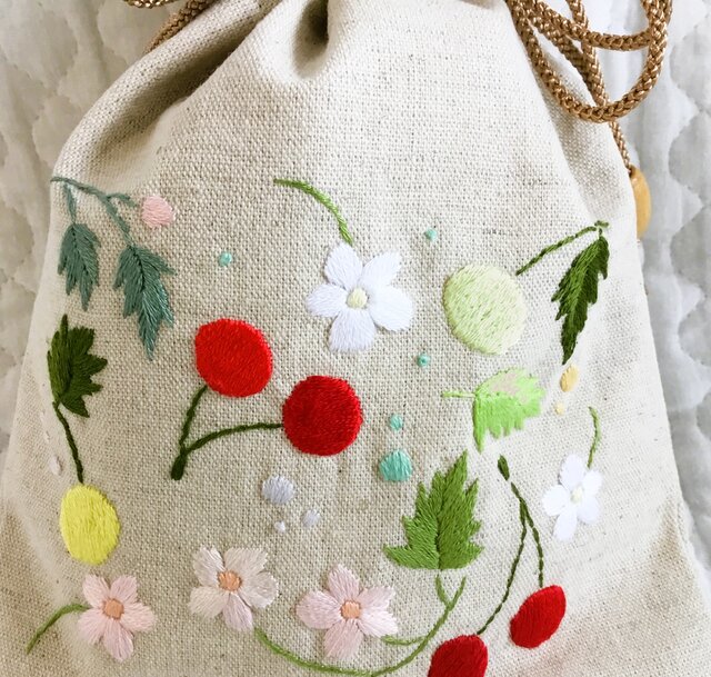 花刺繍の巾着～花とサクランボ～ | iichi 日々の暮らしを心地よくする