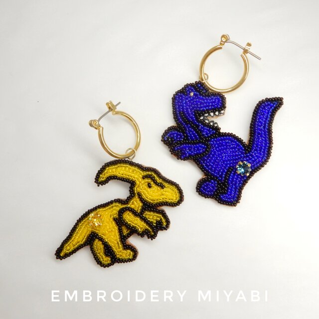 恐竜ピアス ティラノサウルスとパラサウロロフス (リュネビル刺繍